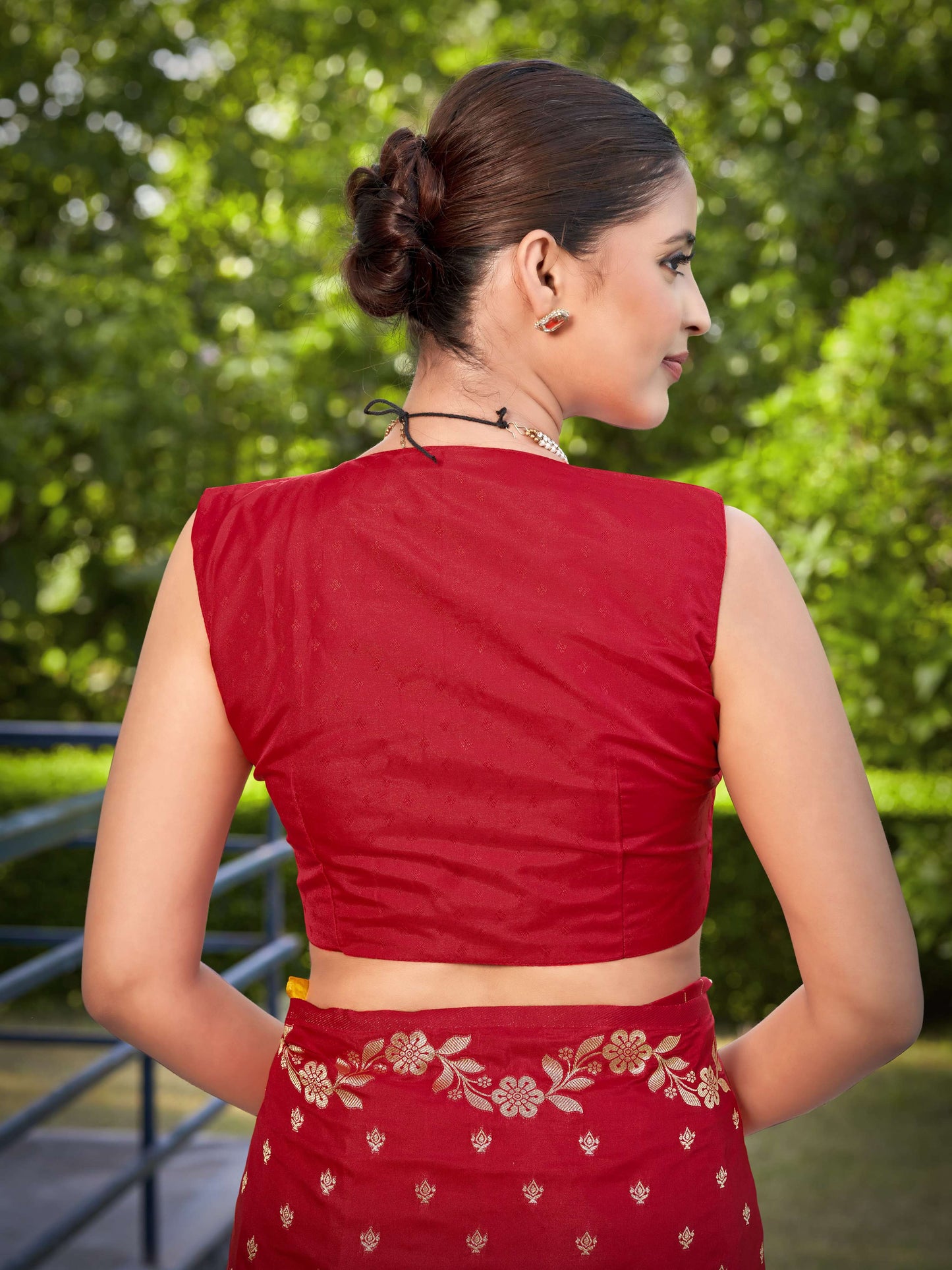 MANOHARI Banarasi Silk Blend Jacquard Work Saree - Red