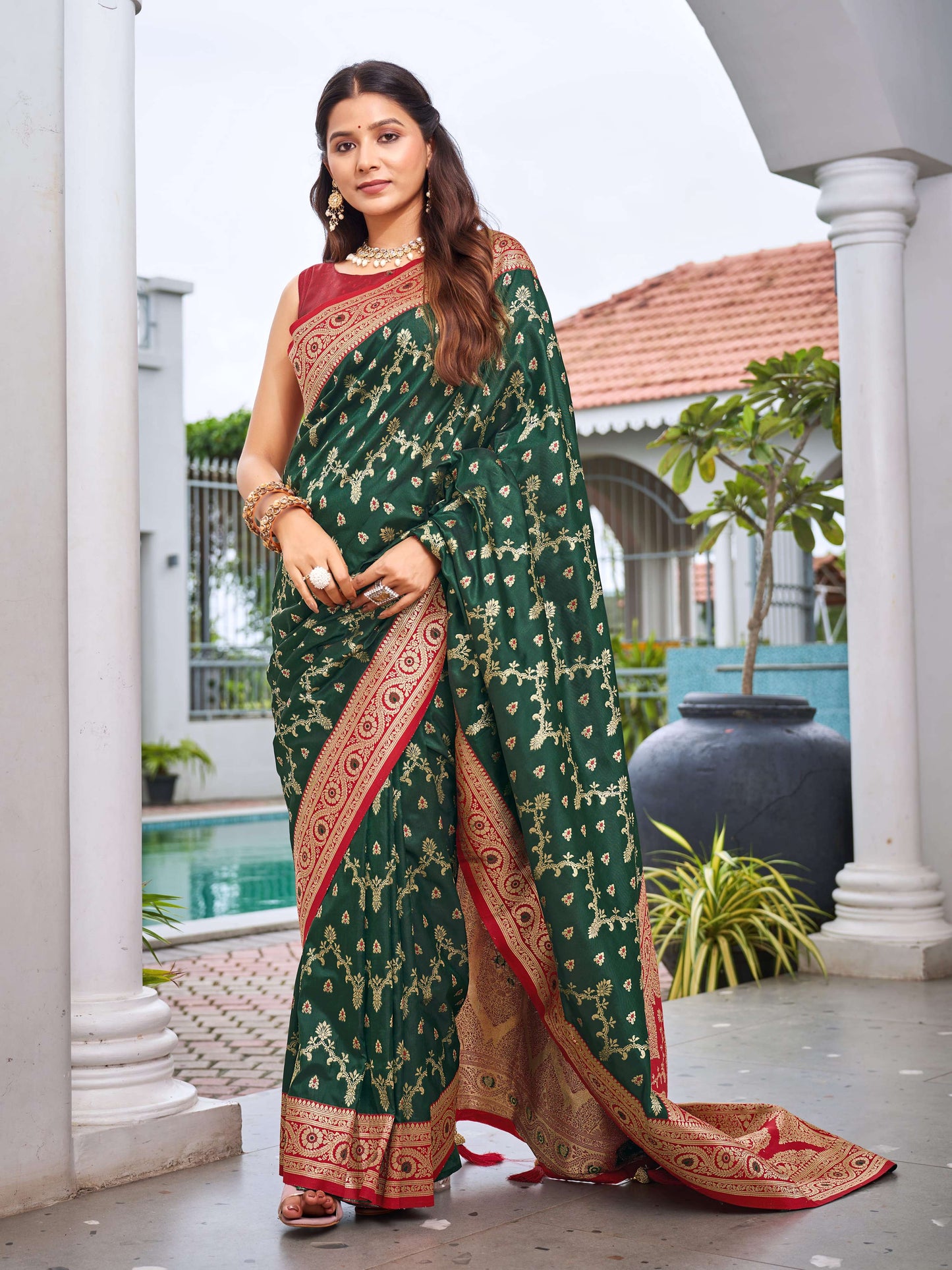 MANOHARI Banarasi Silk Blend Jacquard Work Saree - Green