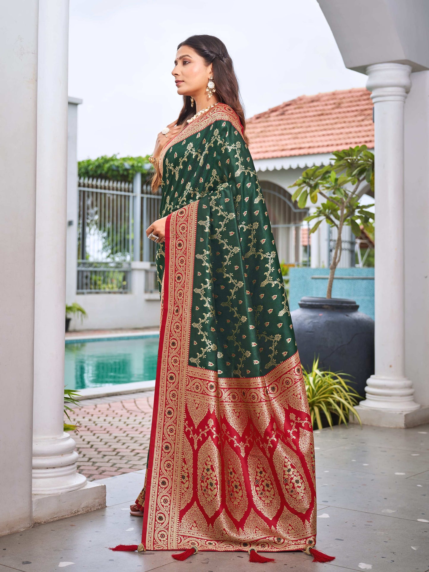 MANOHARI Banarasi Silk Blend Jacquard Work Saree - Green