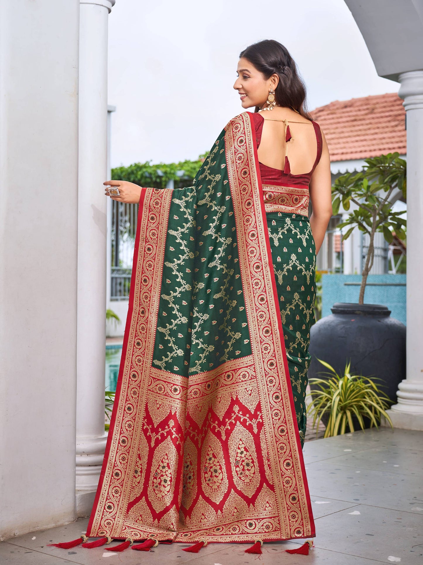 MANOHARI Banarasi Silk Blend Jacquard Work Saree - Green