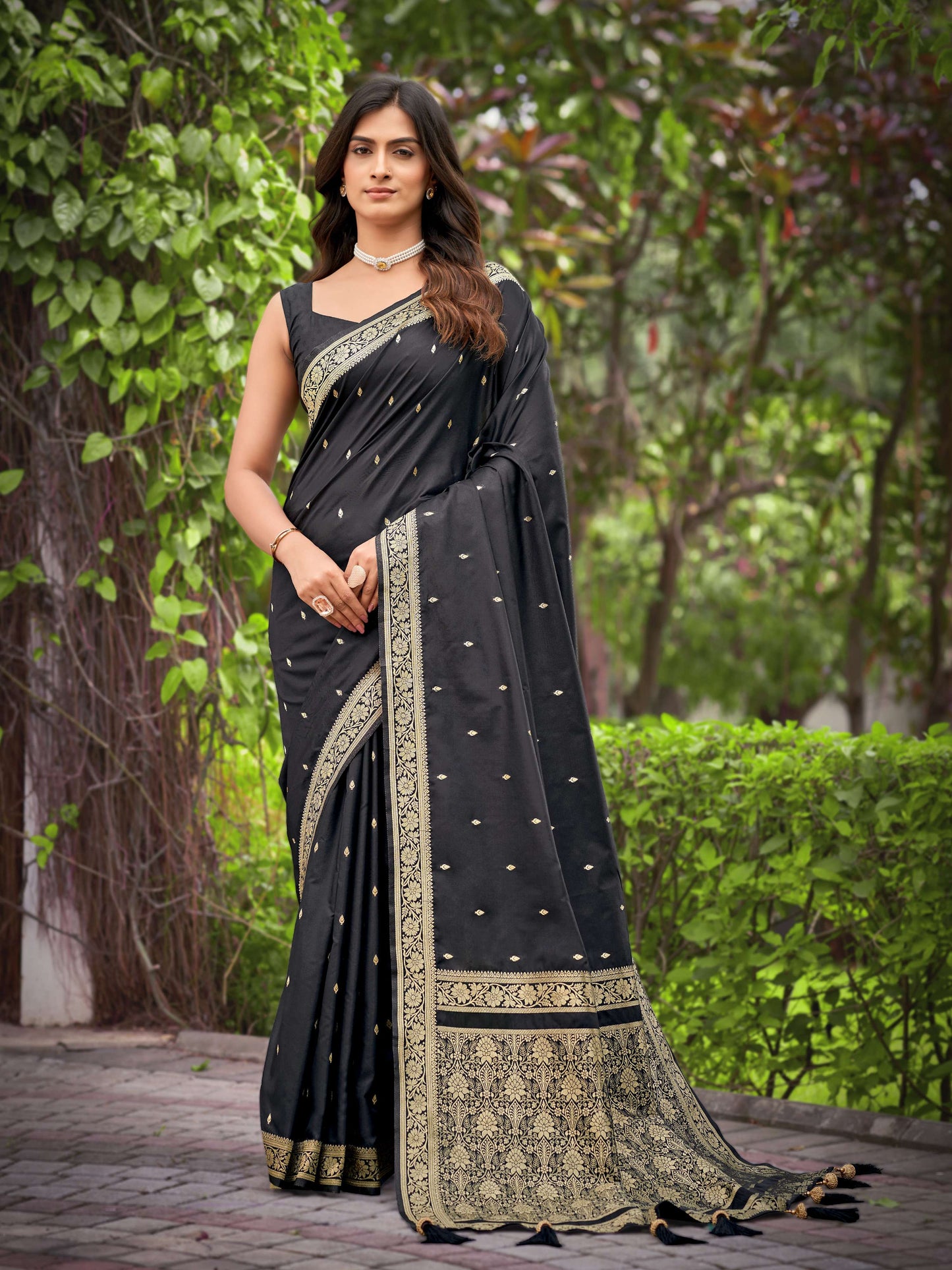 MANOHARI Banarasi Silk Blend Jacquard Work Saree - Black