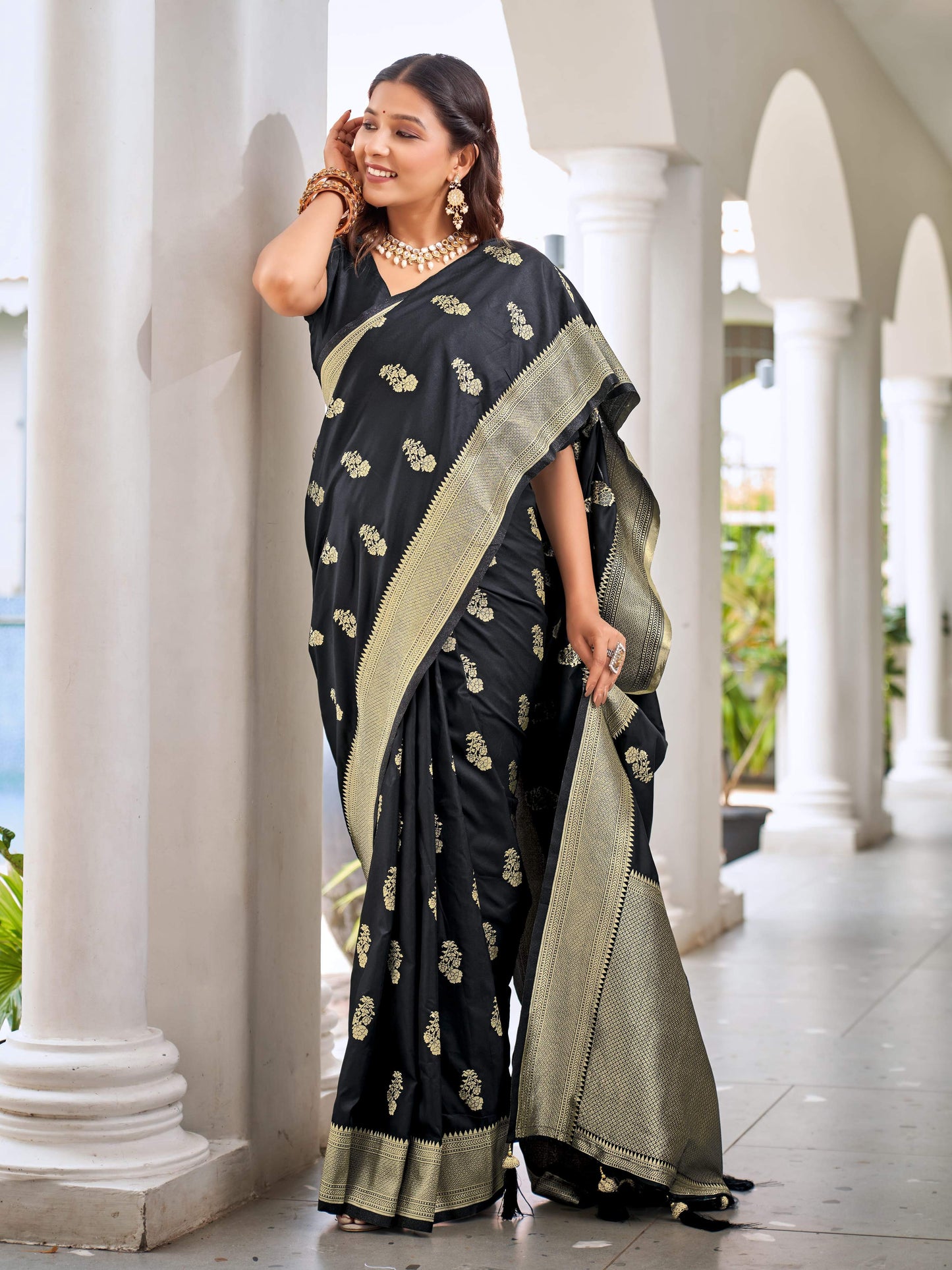 MANOHARI Banarasi Silk Blend Jacquard Work Saree - Black