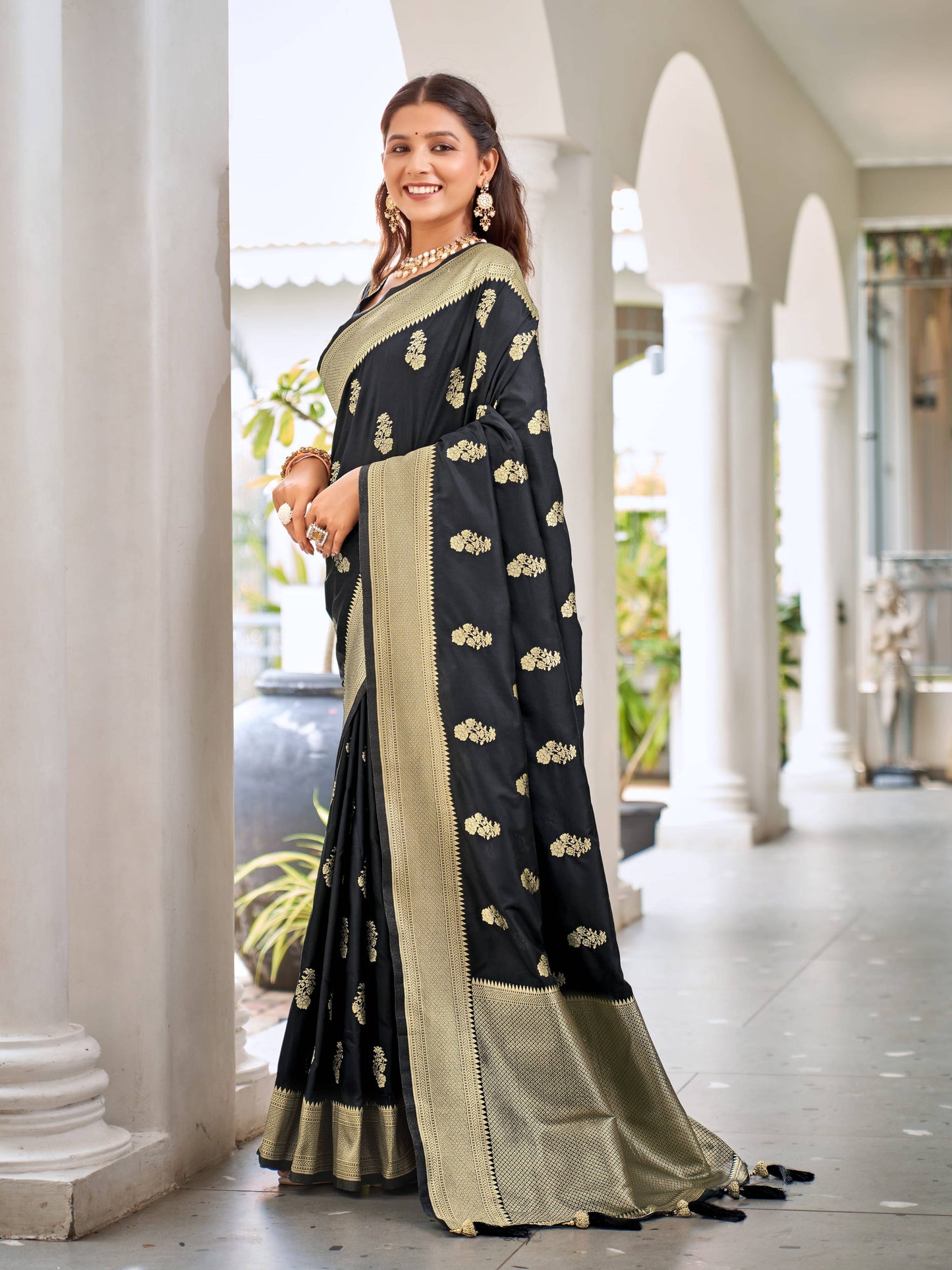MANOHARI Banarasi Silk Blend Jacquard Work Saree - Black