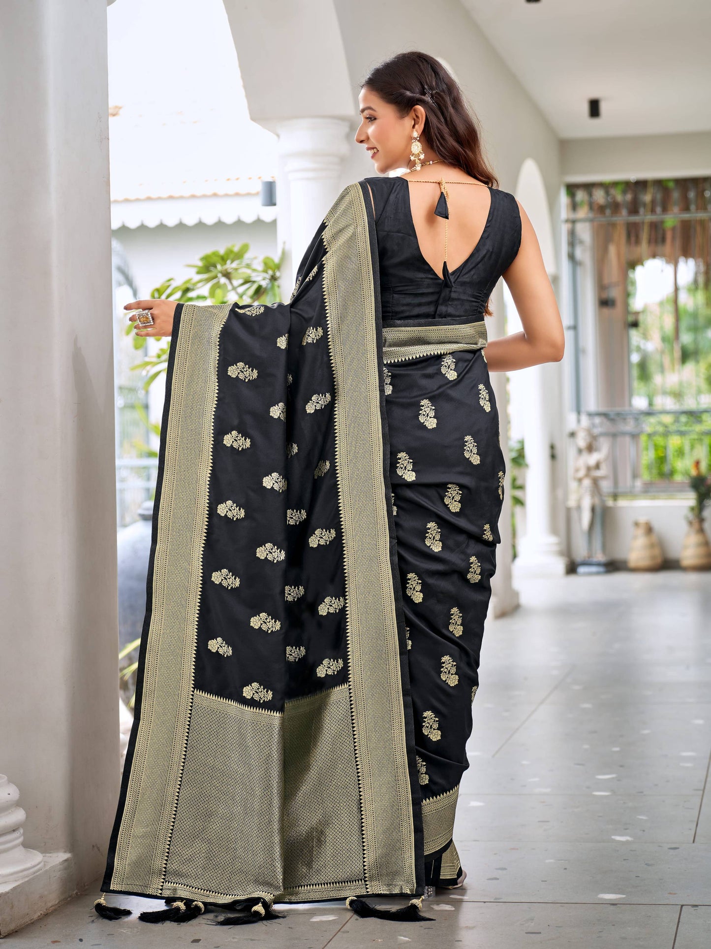 MANOHARI Banarasi Silk Blend Jacquard Work Saree - Black
