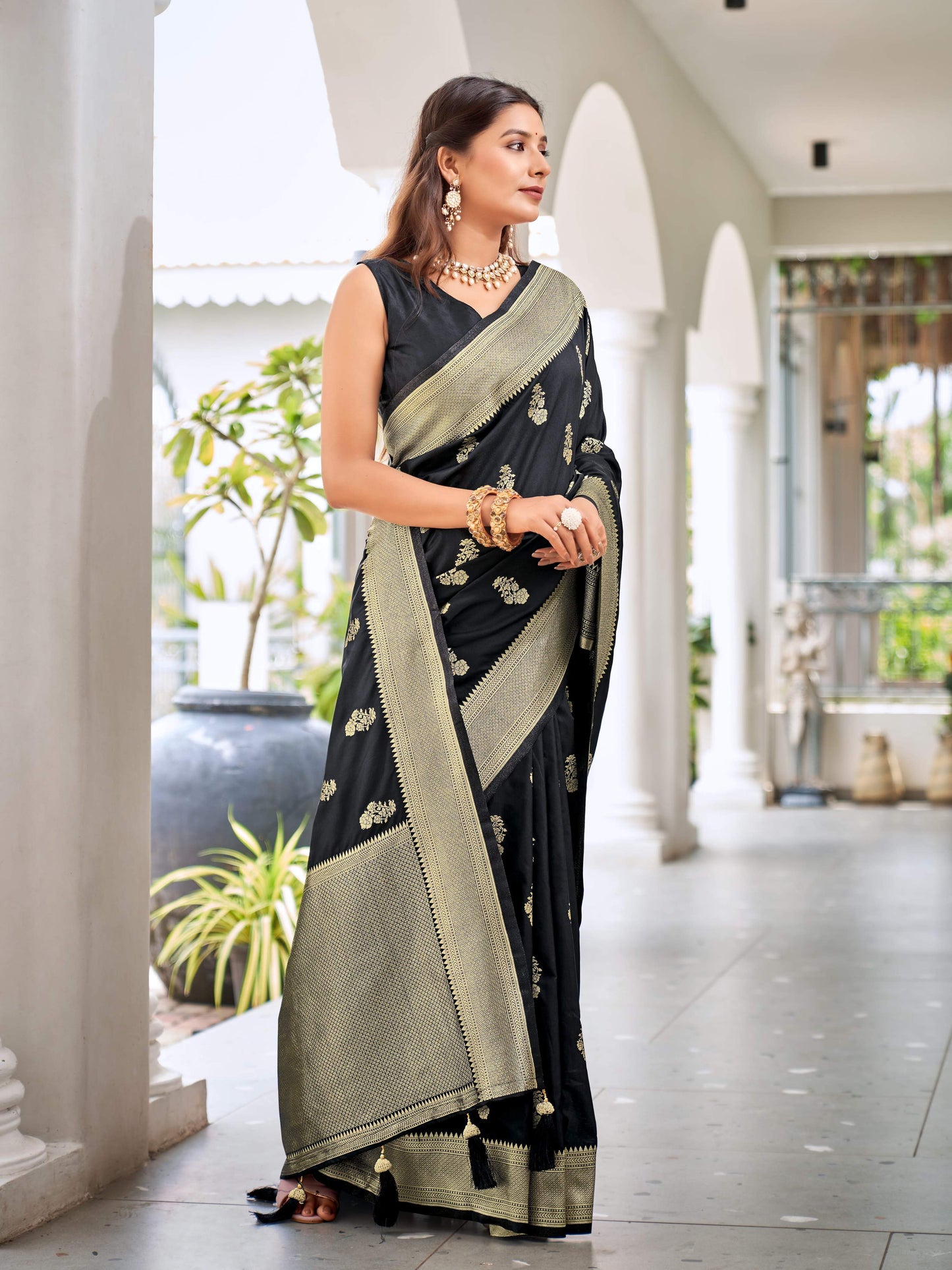 MANOHARI Banarasi Silk Blend Jacquard Work Saree - Black