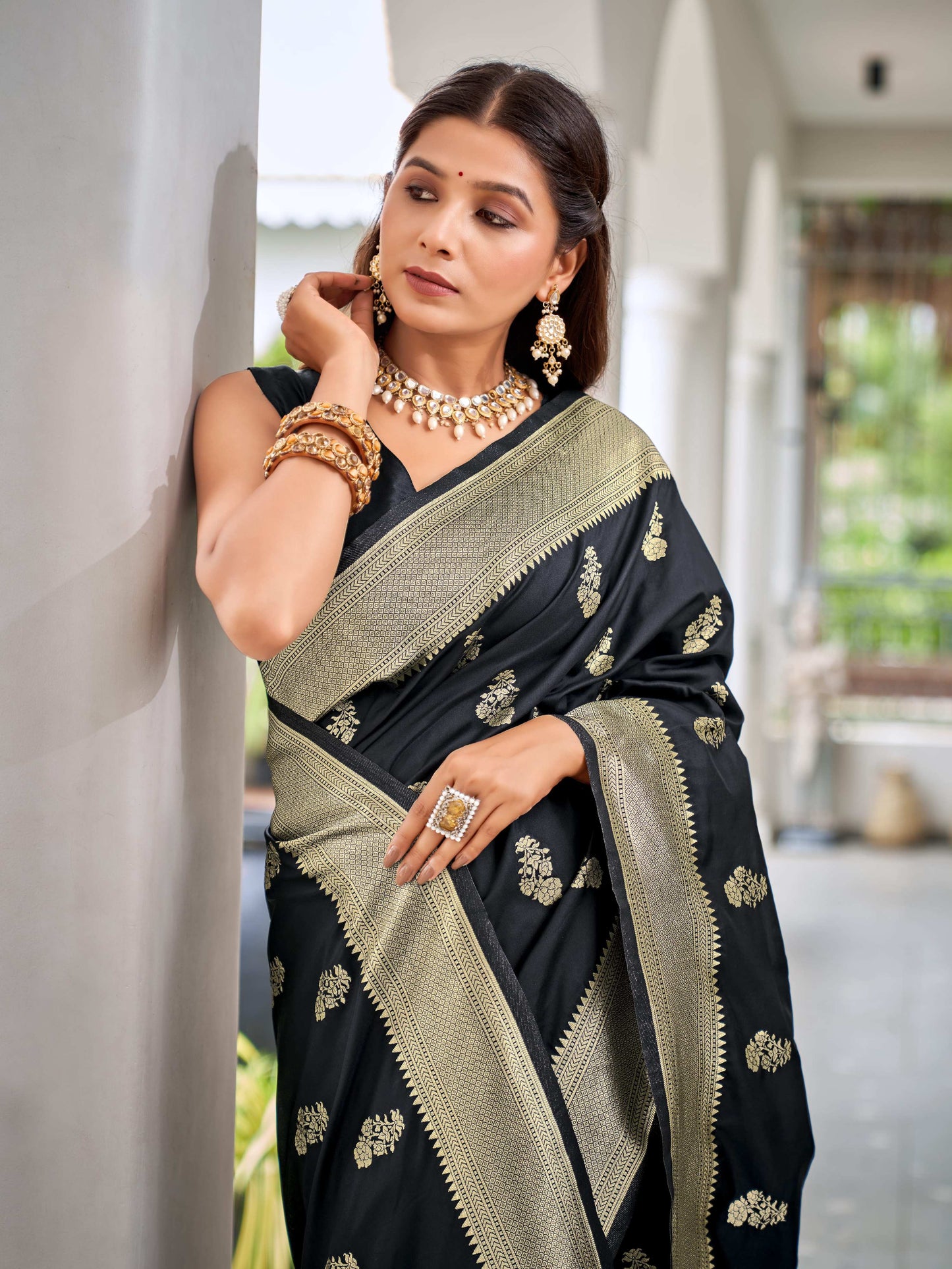 MANOHARI Banarasi Silk Blend Jacquard Work Saree - Black