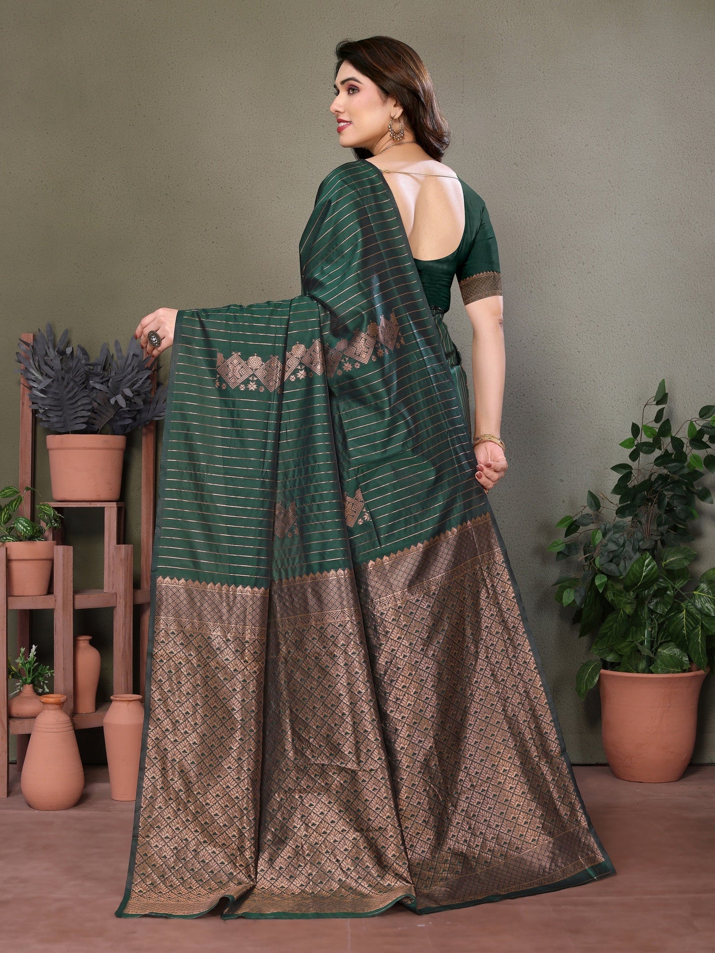 Vedant Vastram Litchi Silk Banarasi Silk Saree - Bottle Green