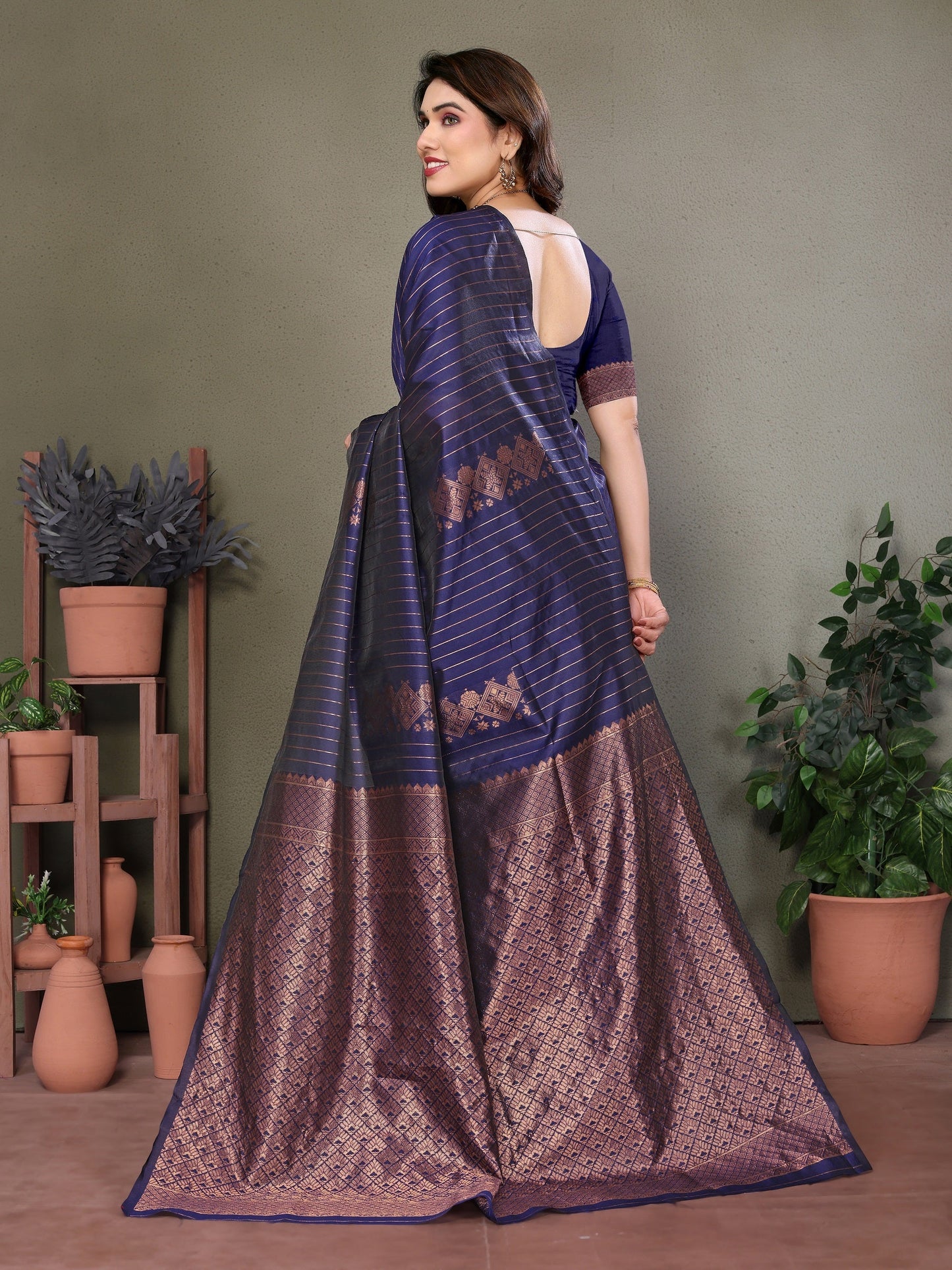 Vedant Vastram Litchi Silk Banarasi Silk Saree - Navy