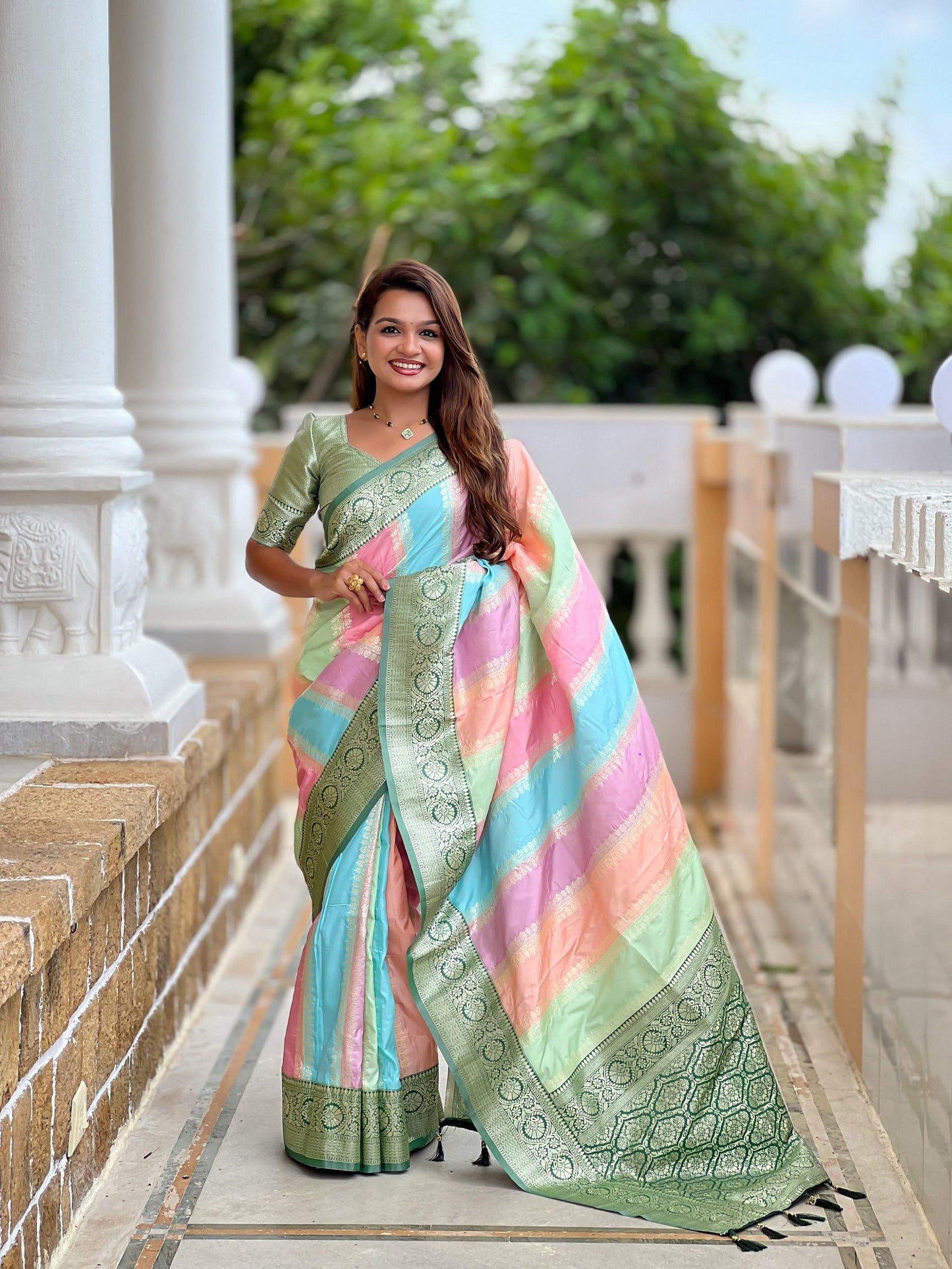 Vedant Vastram Soft Litchi Silk Fancy Jacquard Bollywood Saree - Green