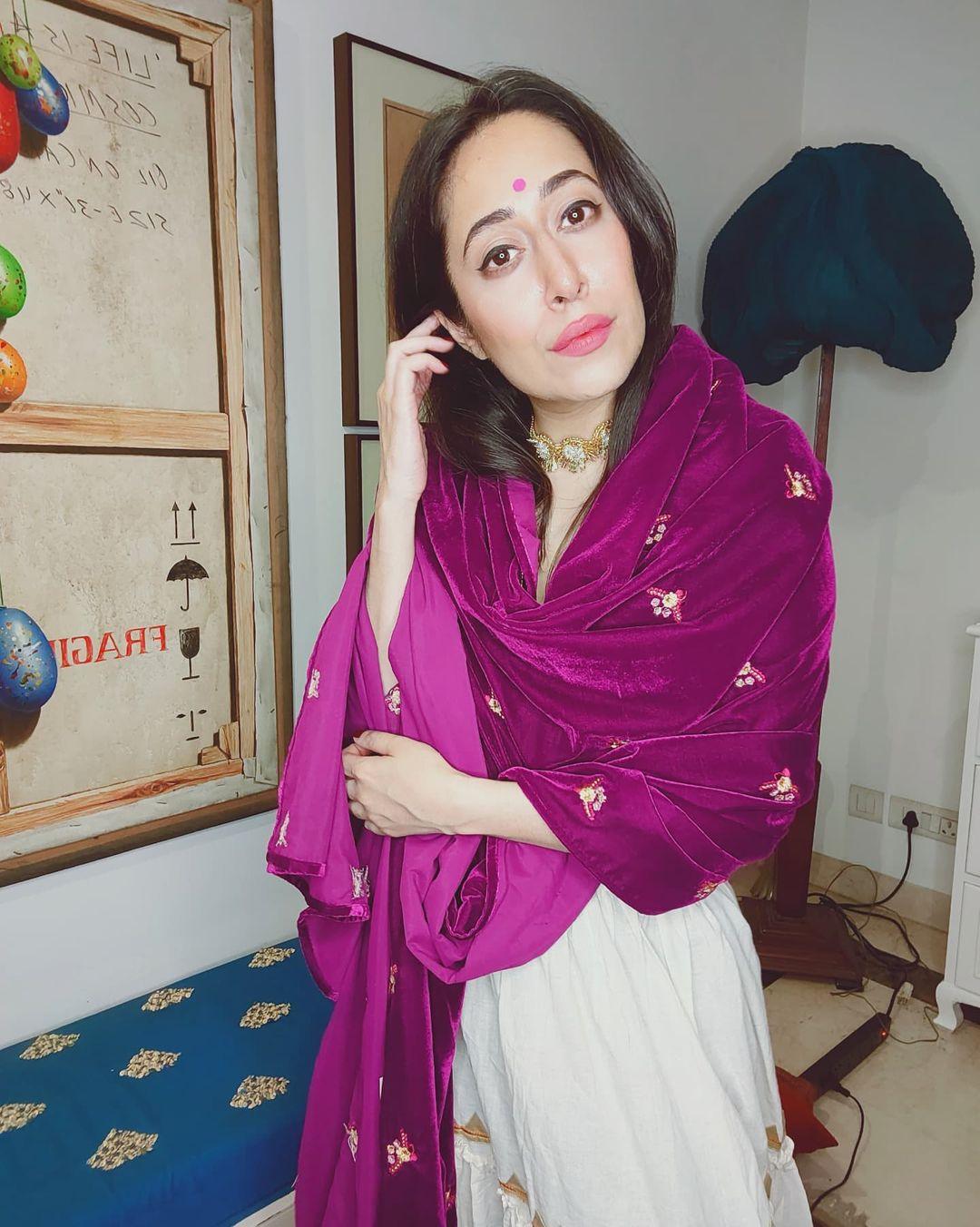 trueBrowns Wine Velvet Embroidered Shawl | Relove