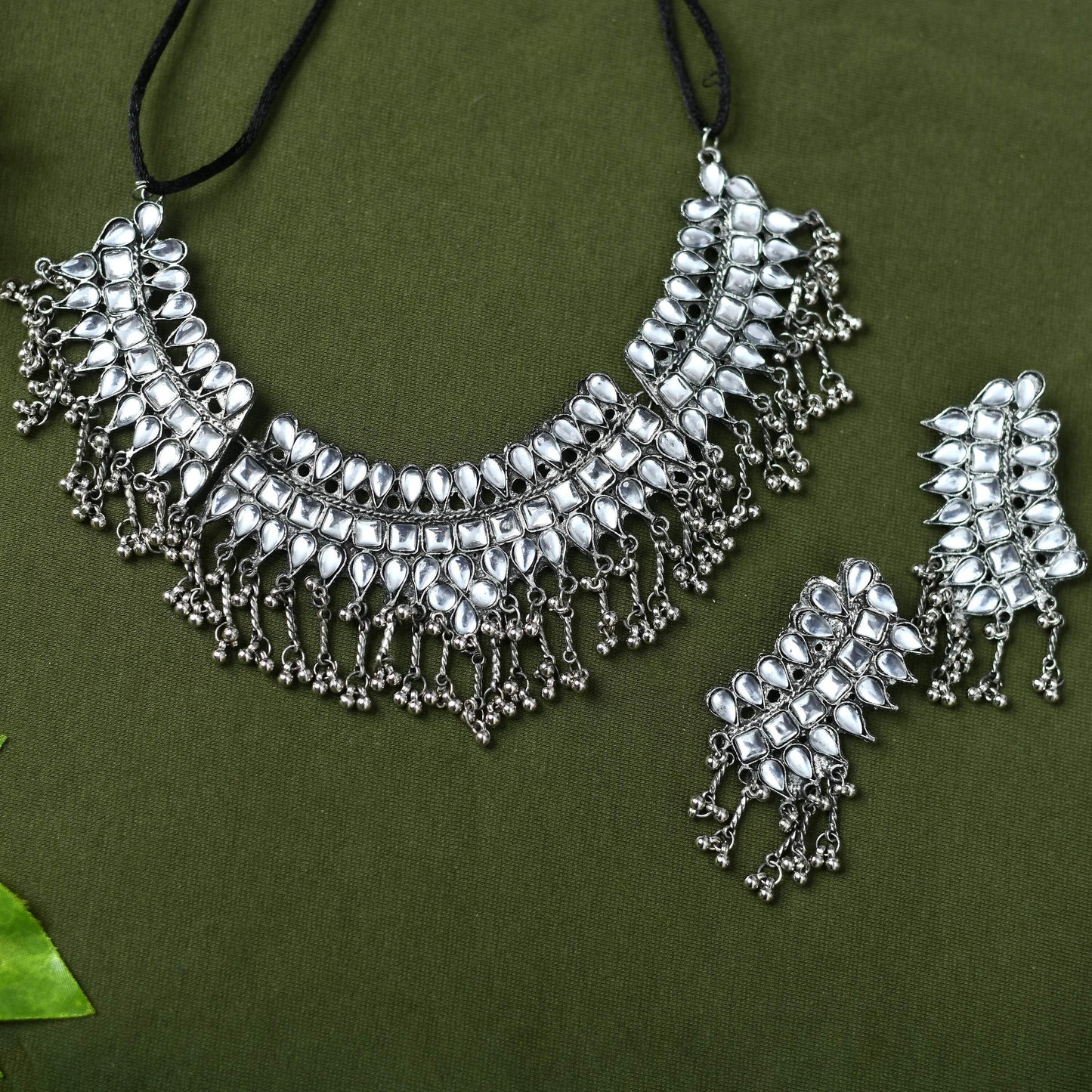 Mominos Fashion Johar Kamal Oxidised Silver-Plated Brass Finish Kundan Necklace For Women (Silver)