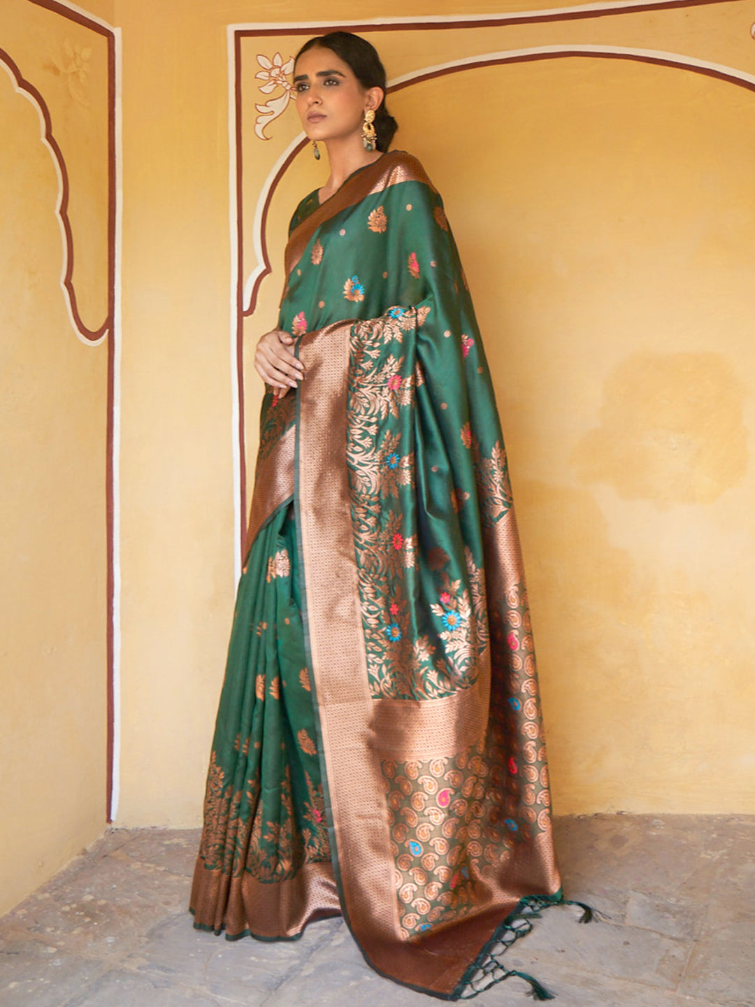 Janasya Green Banarasi Silk Woven Dual Tone Floral Design Banarasi Silk Saree