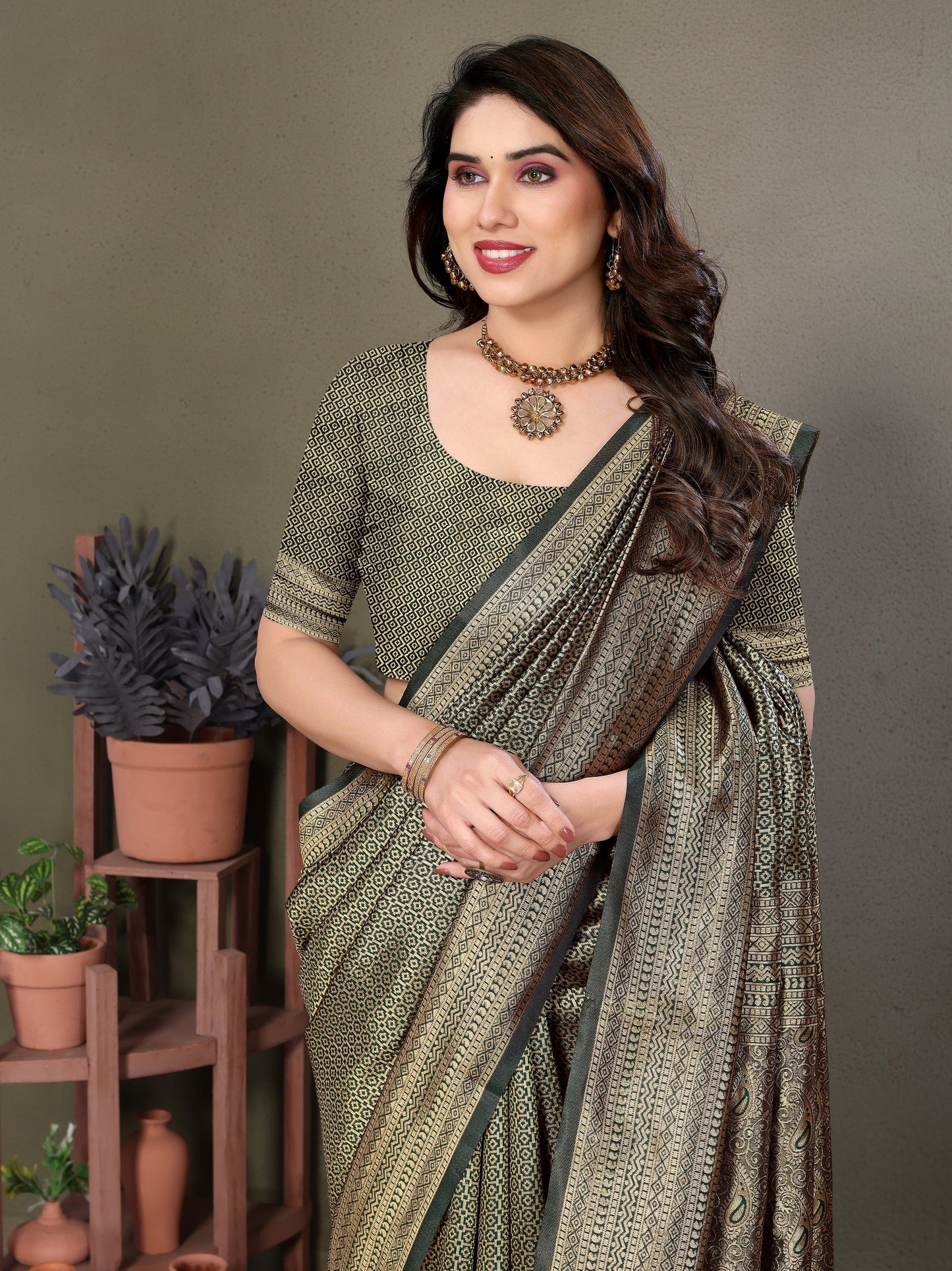 Vedant Vastram Litchi Silk Banarasi Silk Saree - Bottle Green