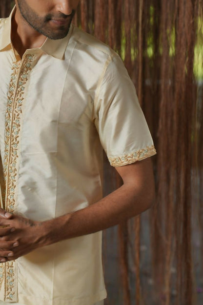 Sandstone Kanjivaram Machien Embroidered Pattu Set by Hilo Design