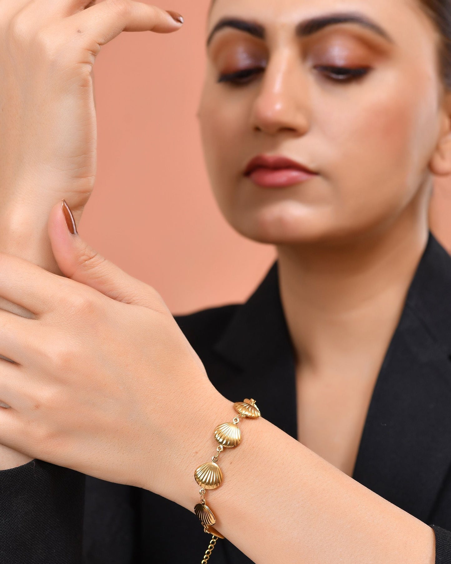 VOJ Gold Plated Elegant Shell Shaped Bracelet For Women