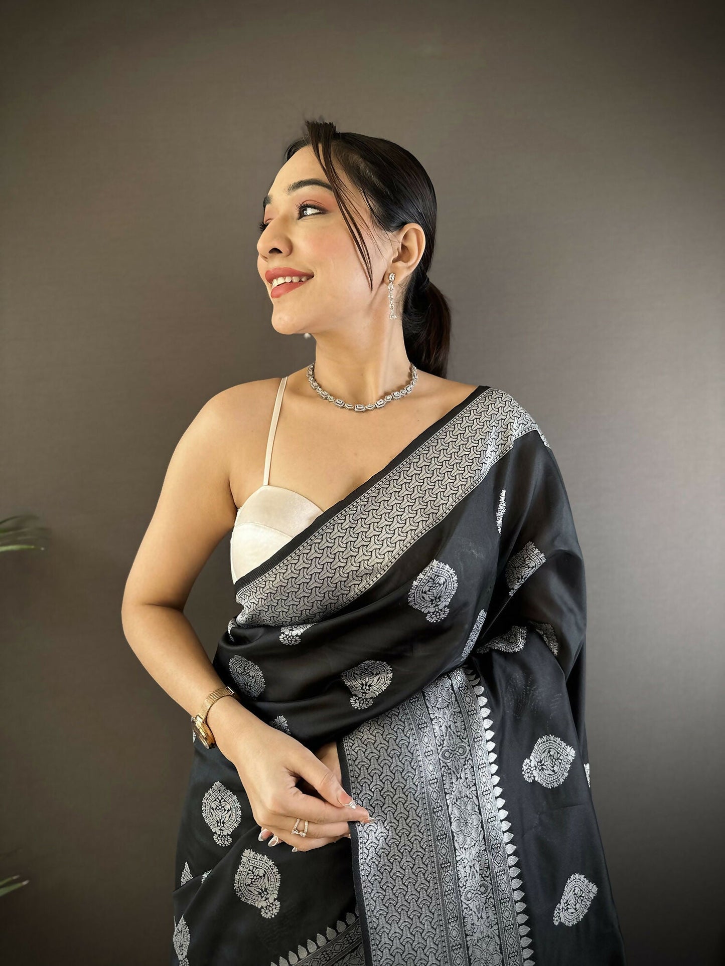 Joban Fashion Black Floral Motifs Soft Silk Banarasi Saree
