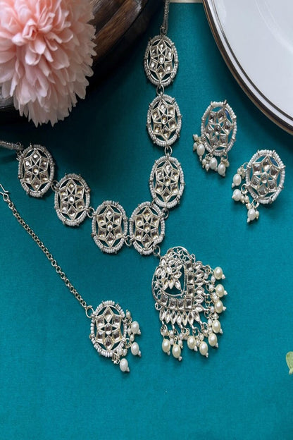 Vastrabhushan Kundan Choker Set: Indian Bridal Jewelry with Pearls