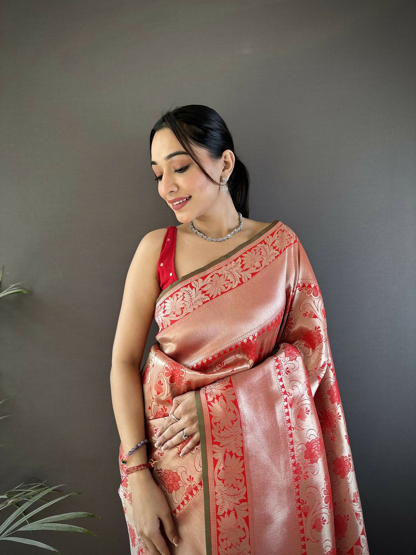 Joban Fashion Peach Flower Jall Pattern Soft Silk Banarasi Saree