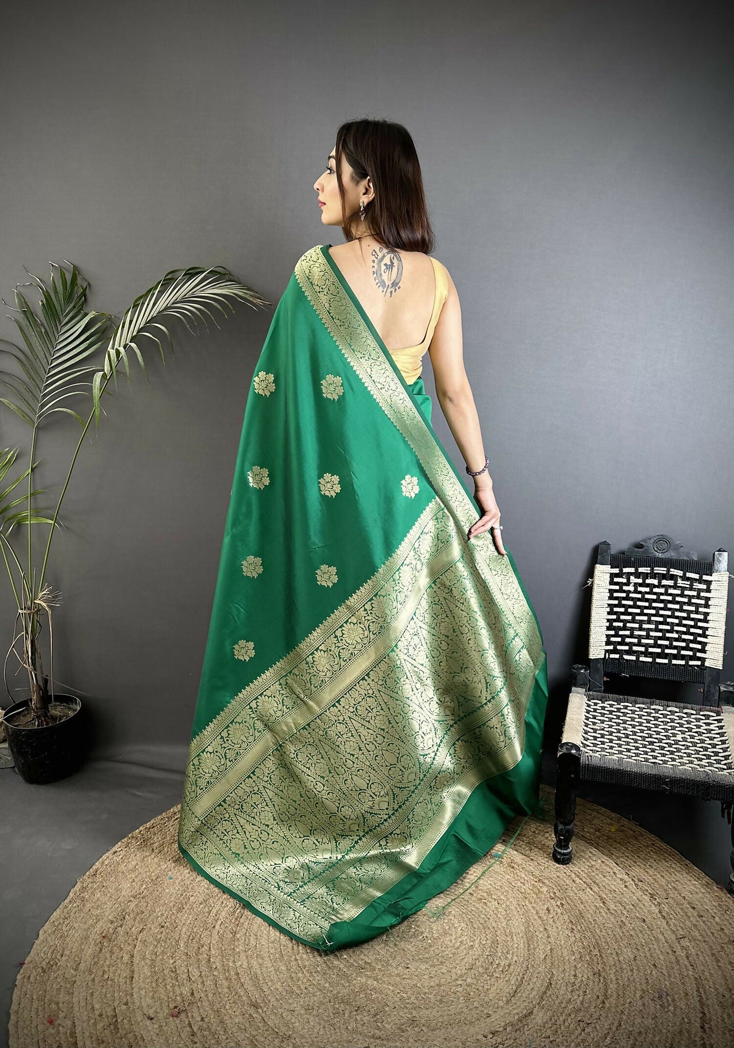Joban Fashion Green Floral Jacquard Woven Design Cotton Silk Banarasi Silk Saree