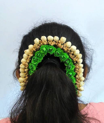 Green & White Rose Gajra