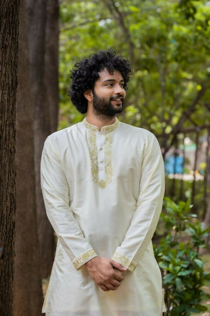 Machine Embroidered Pattu Set by Hilo Design