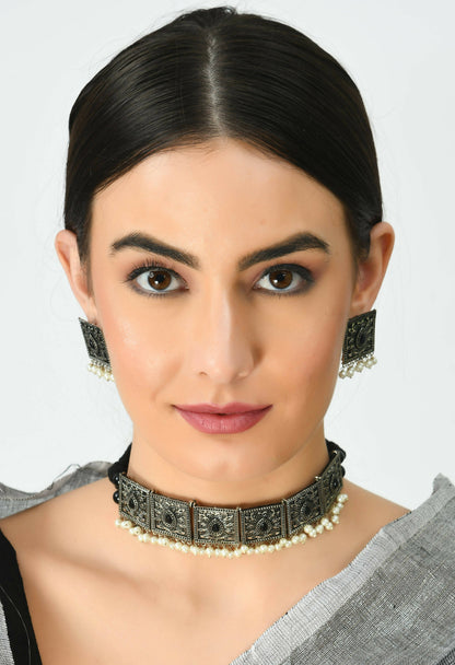 Mominos Fashion Johar Kamal Statement Silver-Plated Brass Finish Kundan/Pearls Choker For Women (Black)