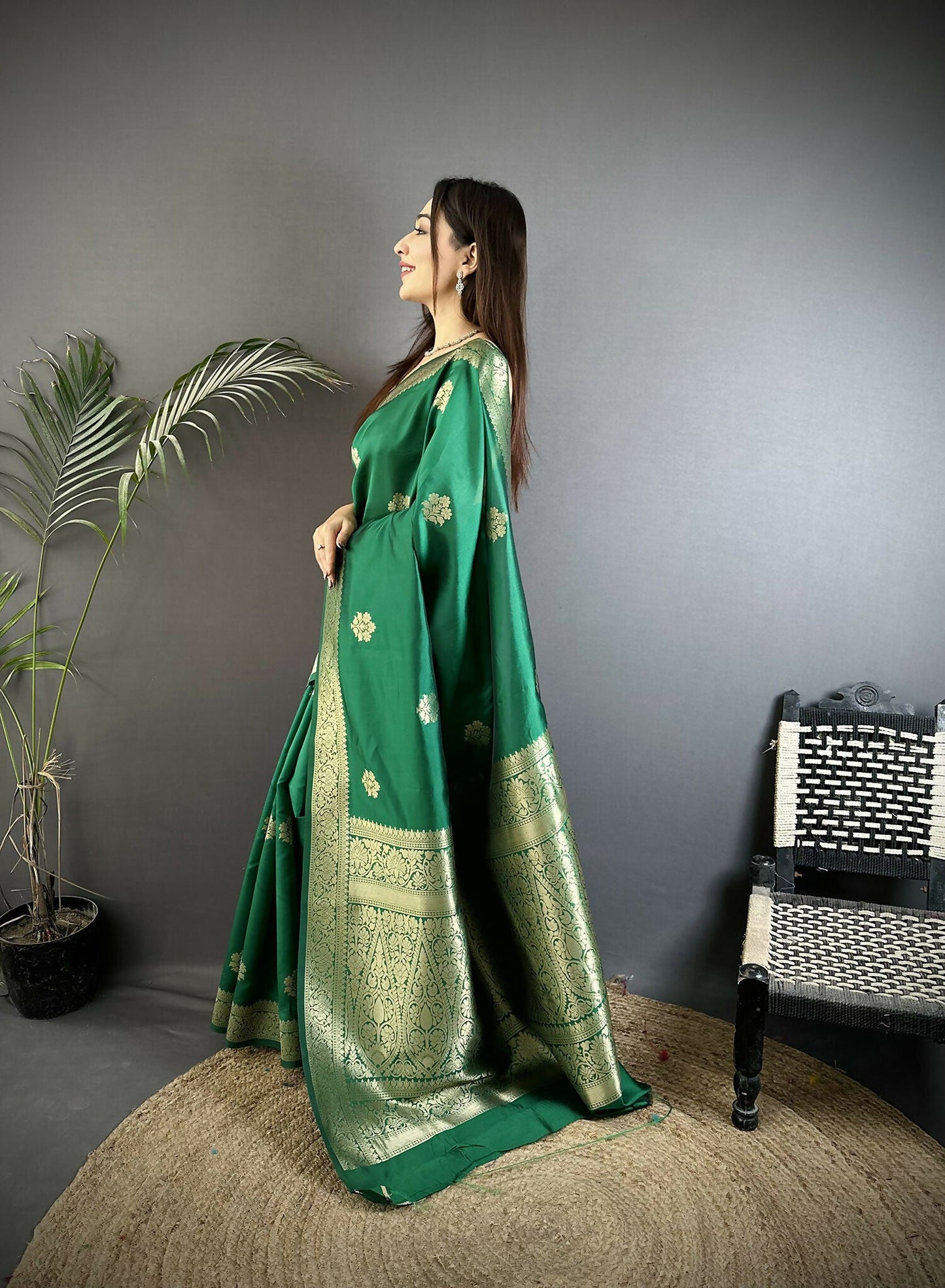 Joban Fashion Green Floral Jacquard Woven Design Cotton Silk Banarasi Silk Saree