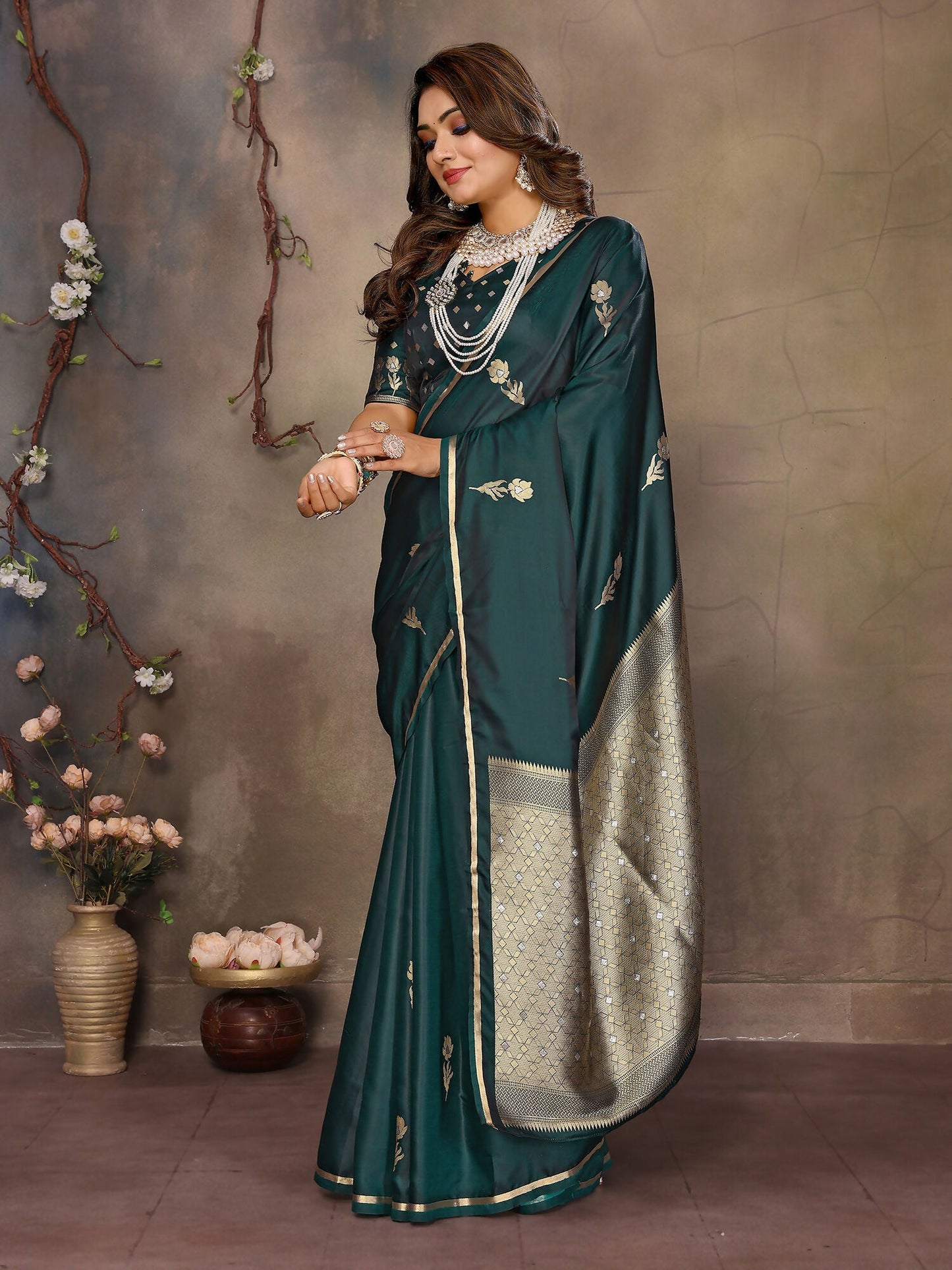 Joban Fashion Dark Green Floral & Botanical Motifs Satin Silk Banarasi Silk Saree